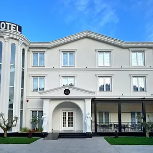 Hotel Reign, Vorë